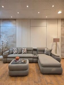 ركنة مودرن من دمياط بتصميم حرف L وخشب زان طبيعي